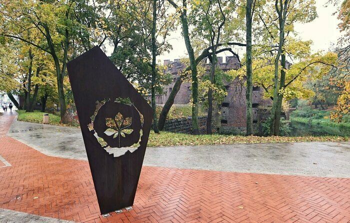 У входа в парк установлена стела из нержавеющей кортеновской стали, на ней изображён лист каштана | Фото: Александр Подгорчук У входа в парк установлена стела из нержавеющей кортеновской стали, на ней изображён лист каштана | Фото: Александр Подгорчук