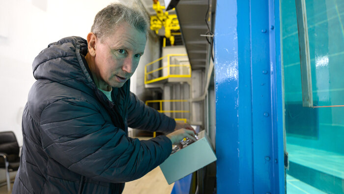 У гидросооружения есть специальный пульт управления. Начальник модельного участка компании Дмитрий Введенский корректирует работу сетей | Фото: Александр Мелехов