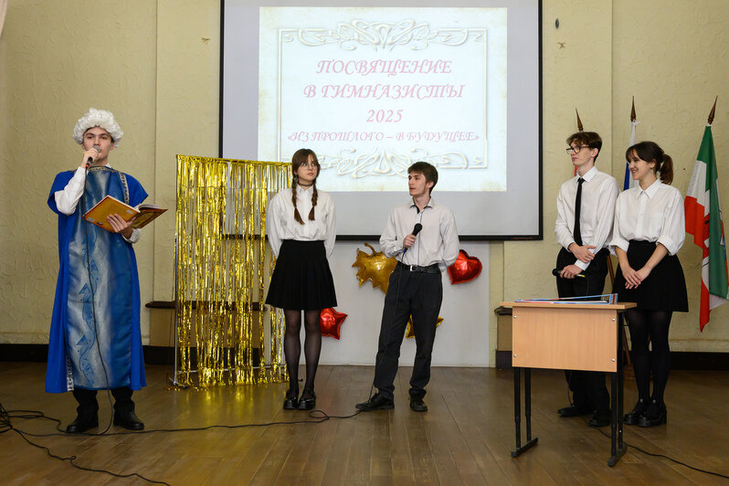 Организацию церемонии посвящения в гимназисты выпускники-одиннадцатиклассники во многом берут на себя. | Фото: Александр Мелехов Организацию церемонии посвящения в гимназисты выпускники-одиннадцатиклассники во многом берут на себя. | Фото: Александр Мелехов
