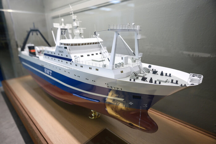 Модель дальневосточного траулера «Пётр I» здесь установлена не случайно. В 2024-м с помощью сетей «Фишеринг сервис» команда этого судна установила мировой рекорд по добыче рыбы - более 90 тонн в год! Отрадно, что и сотрудничество компаний продолжается, и уровень промысла остаётся высоким | Фото: Александр Мелехов
