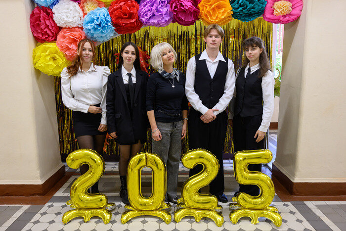 Учитель истории Анжелика Шакола на протяжении десяти лет вместе с учениками и другими педагогами проводит фестиваль военно-патриотической песни «Голоса Победы»  | Фото: Александр Мелехов Учитель истории Анжелика Шакола на протяжении десяти лет вместе с учениками и другими педагогами проводит фестиваль военно-патриотической песни «Голоса Победы»  | Фото: Александр Мелехов