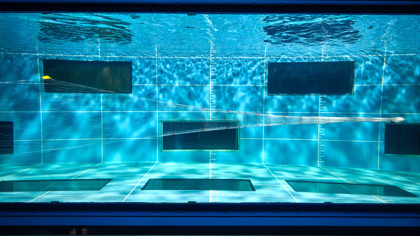 Момент, когда в бассейне гидролотка раскрывается трал, даже опытными рыбаками воспринимается как чудо | Фото: Александр Мелехов