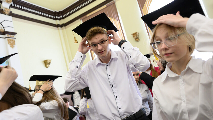 Главный символ гимназиста принят! Ученики знают и чтят историю своей альма-матер - одной из старейших в Калининградской области | Фото: Александр Мелехов Главный символ гимназиста принят! Ученики знают и чтят историю своей альма-матер - одной из старейших в Калининградской области | Фото: Александр Мелехов