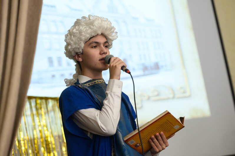 Организацию церемонии посвящения в гимназисты выпускники-одиннадцатиклассники во многом берут на себя. | Фото: Александр Мелехов Организацию церемонии посвящения в гимназисты выпускники-одиннадцатиклассники во многом берут на себя. | Фото: Александр Мелехов