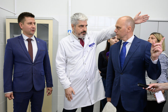 Одним из первых в Центре когнитивного здоровья побывал губернатор Алексей Беспрозванных. Ректор БФУ им. И. Канта Максим Дёмин и главный врач Университетской клиники Юрий Скалин ответили на вопросы главы региона. | Фото: Александр Мелехов Одним из первых в Центре когнитивного здоровья побывал губернатор Алексей Беспрозванных. Ректор БФУ им. И. Канта Максим Дёмин и главный врач Университетской клиники Юрий Скалин ответили на вопросы главы региона. | Фото: Александр Мелехов