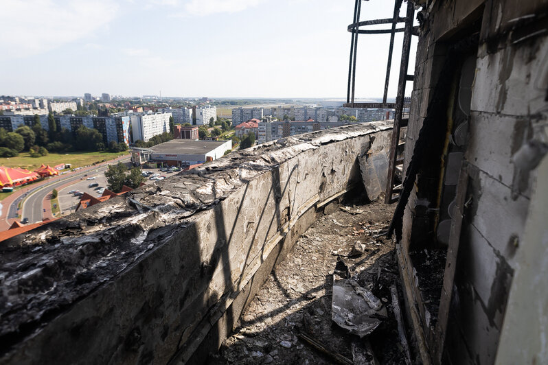 После пожара повреждены часть кровли и фасад дома | Фото: Александр Подгорчук / архив «Клопс» После пожара повреждены часть кровли и фасад дома | Фото: Александр Подгорчук / архив «Клопс»