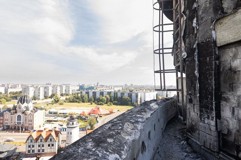 После пожара повреждены часть кровли и фасад дома | Фото: Александр Подгорчук / архив «Клопс» После пожара повреждены часть кровли и фасад дома | Фото: Александр Подгорчук / архив «Клопс»