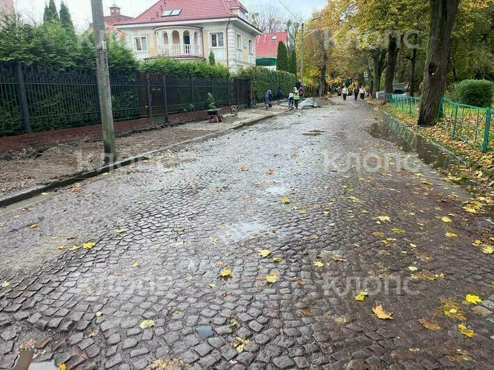 В Калининграде начали ремонтировать тротуар между гимназией №1 и зеброй, где погиб школьник (фото) - Новости Калининграда | Фото: «Клопс» В Калининграде начали ремонтировать тротуар между гимназией №1 и зеброй, где погиб школьник (фото) - Новости Калининграда | Фото: «Клопс»
