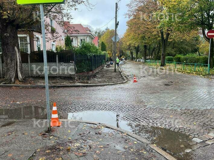 В Калининграде начали ремонтировать тротуар между гимназией №1 и зеброй, где погиб школьник (фото) - Новости Калининграда | Фото: «Клопс» В Калининграде начали ремонтировать тротуар между гимназией №1 и зеброй, где погиб школьник (фото) - Новости Калининграда | Фото: «Клопс»