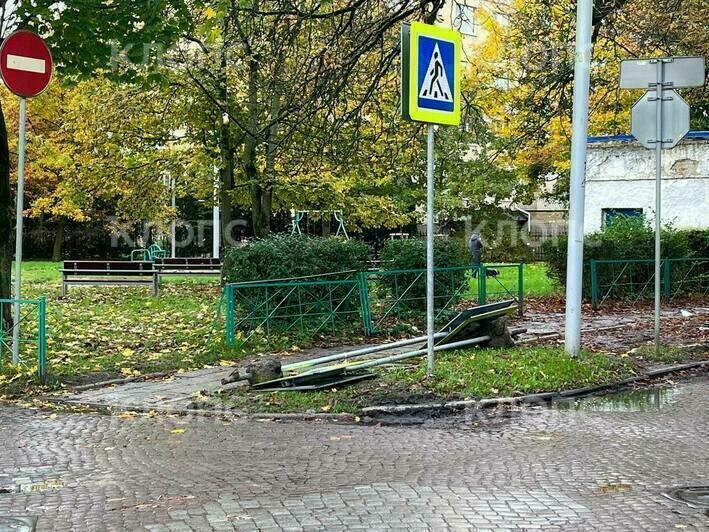 В Калининграде начали ремонтировать тротуар между гимназией №1 и зеброй, где погиб школьник (фото) - Новости Калининграда | Фото: «Клопс» В Калининграде начали ремонтировать тротуар между гимназией №1 и зеброй, где погиб школьник (фото) - Новости Калининграда | Фото: «Клопс»