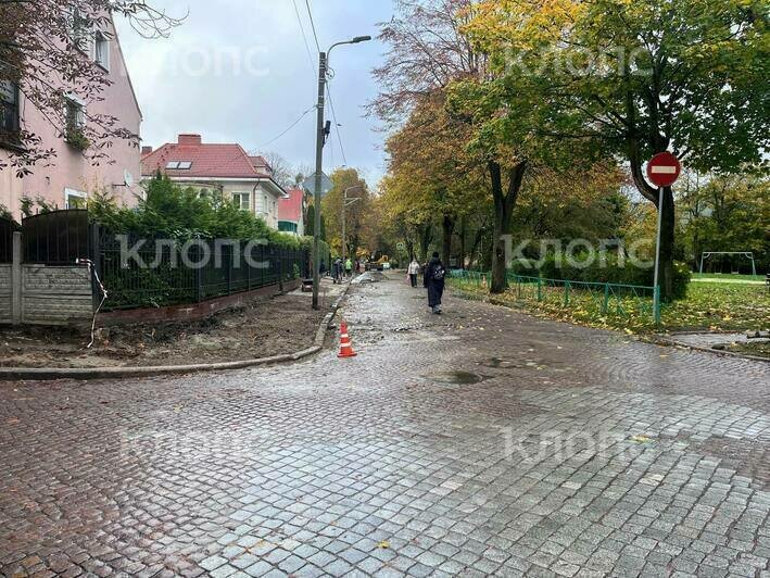 В Калининграде начали ремонтировать тротуар между гимназией №1 и зеброй, где погиб школьник (фото) - Новости Калининграда | Фото: «Клопс» В Калининграде начали ремонтировать тротуар между гимназией №1 и зеброй, где погиб школьник (фото) - Новости Калининграда | Фото: «Клопс»