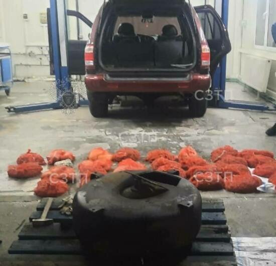 Суд вынес приговор калининградцу, который хотел вывезти в Литву под днищем машины 48,8 кг янтаря - Новости Калининграда | Фото: Северо-Западная транспортная прокуратура