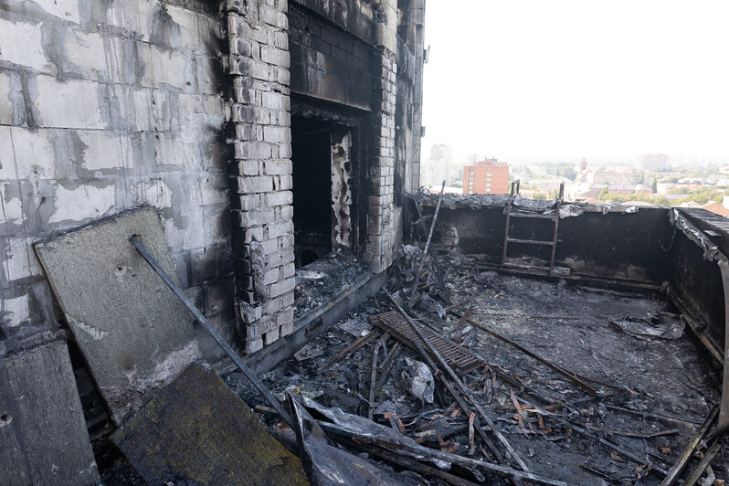 После пожара повреждены часть кровли и фасад дома | Фото: Александр Подгорчук / архив «Клопс» После пожара повреждены часть кровли и фасад дома | Фото: Александр Подгорчук / архив «Клопс»