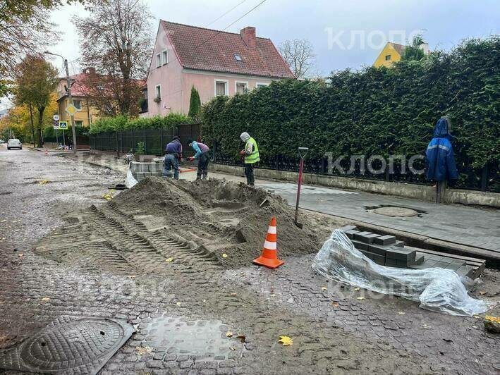 В Калининграде начали ремонтировать тротуар между гимназией №1 и зеброй, где погиб школьник (фото) - Новости Калининграда | Фото: «Клопс» В Калининграде начали ремонтировать тротуар между гимназией №1 и зеброй, где погиб школьник (фото) - Новости Калининграда | Фото: «Клопс»