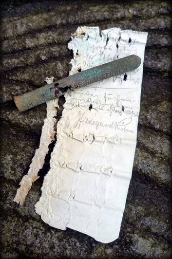 В музей Мамоново передали старинную капсулу с загадочной запиской (фото) - Новости Калининграда | Фото: сообщество «МАУК "Мамоновский городской музей"» // «ВКонтакте» В музей Мамоново передали старинную капсулу с загадочной запиской (фото) - Новости Калининграда | Фото: сообщество «МАУК "Мамоновский городской музей"» // «ВКонтакте»