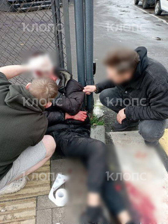 Прохожие оказывают помощь пострадавшему  | Фото: предоставила Алёна Прохожие оказывают помощь пострадавшему  | Фото: предоставила Алёна