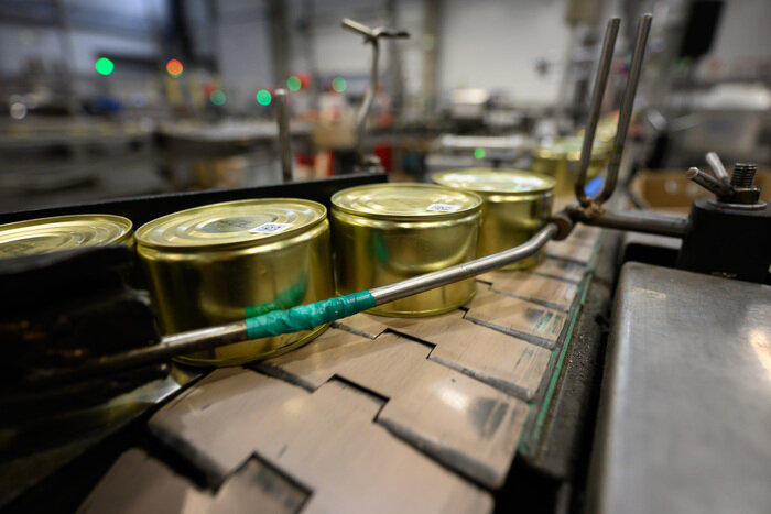Каждая пятая банка рыбных консервов в России делается именно в Калининградской области | Фото: Александр Мелехов Каждая пятая банка рыбных консервов в России делается именно в Калининградской области | Фото: Александр Мелехов