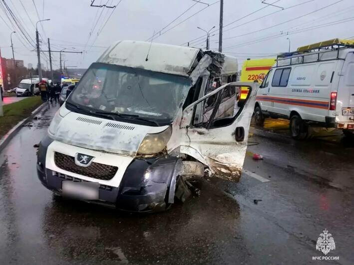 В Туле на мосту столкнулись две маршрутки и трамвай, погибли 4 человека (фото) - Новости Калининграда | Фото: пресс-служба МЧС по Тульской области В Туле на мосту столкнулись две маршрутки и трамвай, погибли 4 человека (фото) - Новости Калининграда | Фото: пресс-служба МЧС по Тульской области