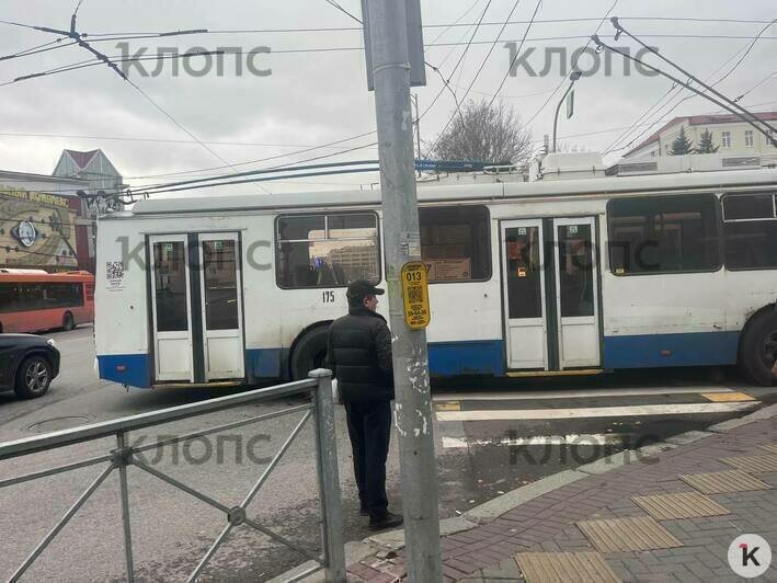 На пересечении Горького и Черняховского автобус столкнулся с троллейбусом (фото) - Новости Калининграда | Фото: «Клопс» На пересечении Горького и Черняховского автобус столкнулся с троллейбусом (фото) - Новости Калининграда | Фото: «Клопс»