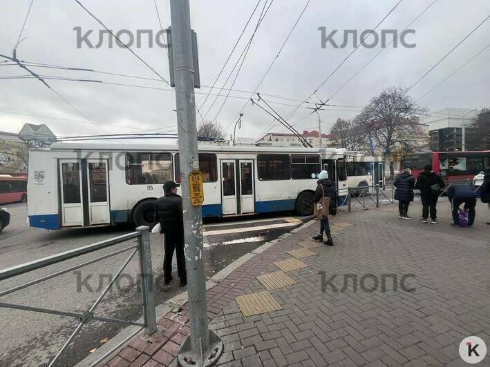 На пересечении Горького и Черняховского автобус столкнулся с троллейбусом (фото) - Новости Калининграда | Фото: «Клопс» На пересечении Горького и Черняховского автобус столкнулся с троллейбусом (фото) - Новости Калининграда | Фото: «Клопс»