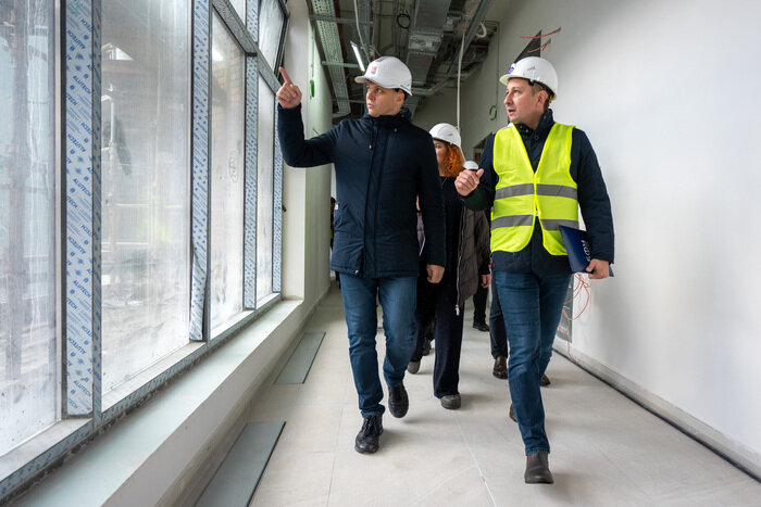 Губернатор Алексей Беспрозванных и ректор Максим Демин на стройке кампуса. | Фото: Александр Мелехов Губернатор Алексей Беспрозванных и ректор Максим Демин на стройке кампуса. | Фото: Александр Мелехов