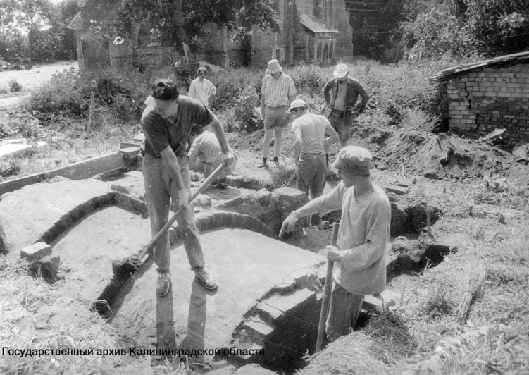 В госархиве вспомнили, как калининградские археологи в конце 90-х обыскивали склеп видного немецкого политика (фото)  - Новости Калининграда | Фото: госархив Калининградской области 