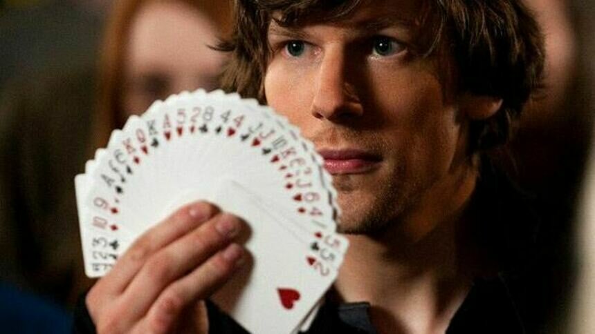 Актёр Джесси Айзенберг подхватил «вирус донорства» и решил пожертвовать почку незнакомцу - Новости Калининграда | Стопкадр из фильма «Иллюзия обмана» Актёр Джесси Айзенберг подхватил «вирус донорства» и решил пожертвовать почку незнакомцу - Новости Калининграда | Стопкадр из фильма «Иллюзия обмана»