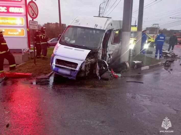 В Туле на мосту столкнулись две маршрутки и трамвай, погибли 4 человека (фото) - Новости Калининграда | Фото: пресс-служба МЧС по Тульской области В Туле на мосту столкнулись две маршрутки и трамвай, погибли 4 человека (фото) - Новости Калининграда | Фото: пресс-служба МЧС по Тульской области