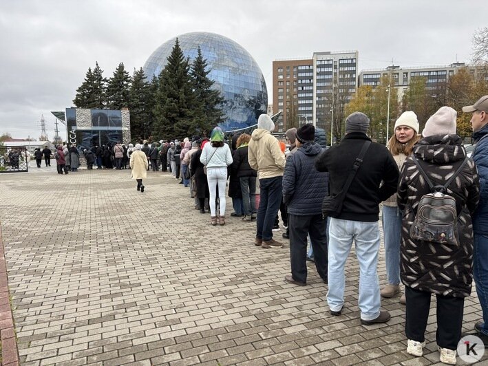 Очередь в кассу «Планеты Океан» растянулась на две сотни метров (фото) - Новости Калининграда | Фото: Александр Подгорчук / «Клопс» Очередь в кассу «Планеты Океан» растянулась на две сотни метров (фото) - Новости Калининграда | Фото: Александр Подгорчук / «Клопс»