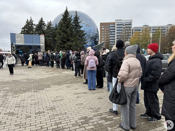 Очередь в кассу «Планеты Океан» растянулась на две сотни метров (фото) - Новости Калининграда | Фото: Александр Подгорчук / «Клопс» Очередь в кассу «Планеты Океан» растянулась на две сотни метров (фото) - Новости Калининграда | Фото: Александр Подгорчук / «Клопс»