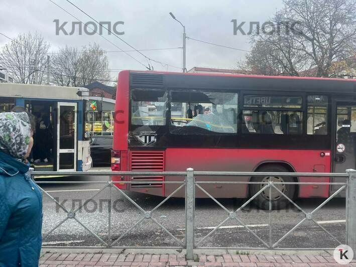 На пересечении Горького и Черняховского автобус столкнулся с троллейбусом (фото) - Новости Калининграда | Фото: «Клопс» На пересечении Горького и Черняховского автобус столкнулся с троллейбусом (фото) - Новости Калининграда | Фото: «Клопс»