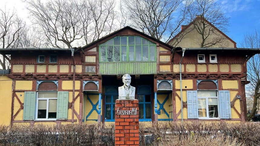 В Пионерском намерены расселить исторический аварийный дом с бюстом Калинина перед входом  - Новости Калининграда | Фото: Фонд капитального ремонта Калининградской области В Пионерском намерены расселить исторический аварийный дом с бюстом Калинина перед входом  - Новости Калининграда | Фото: Фонд капитального ремонта Калининградской области