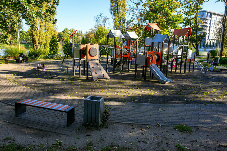 Часть Южного парка благоустроили, другая часть ждёт своего часа | Фото: Александр Мелехов