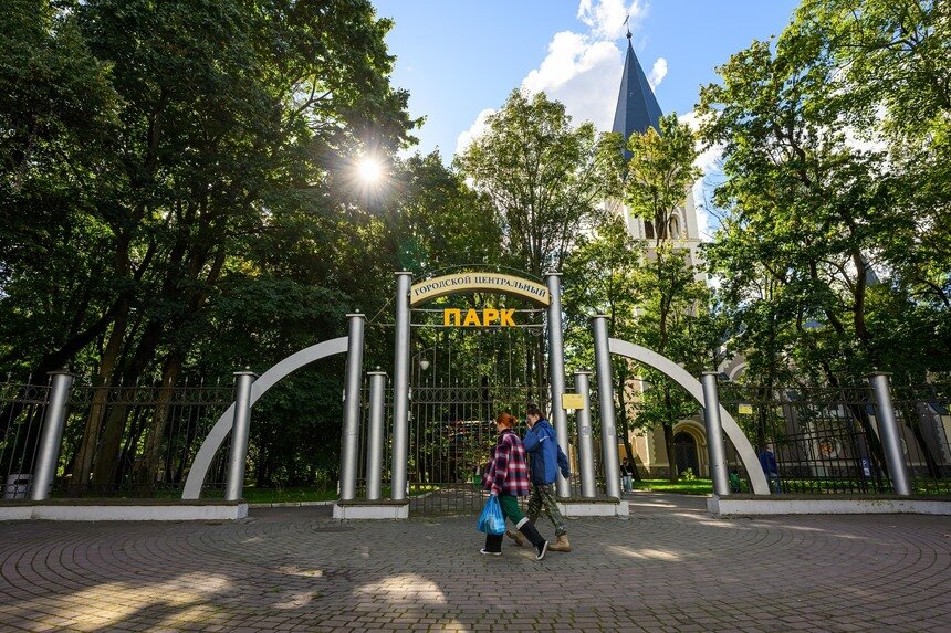 Парк украшает бывшая кирха Луизы, сегодня в ней - театр кукол. | Фото: Александр Мелехов