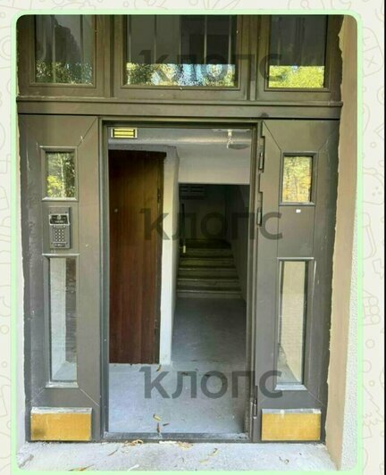 В Калининграде подрядчик снял дверь в доме на Театральной — и вернул спустя почти месяц - Новости Калининграда | Фото читателя