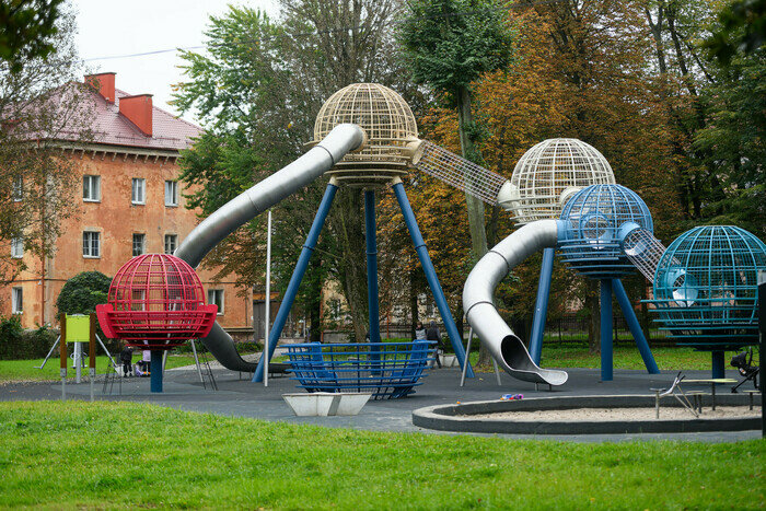 Космическую детскую площадку с игровыми зонами открыли этой зимой. | Фото: Александр Мелехов