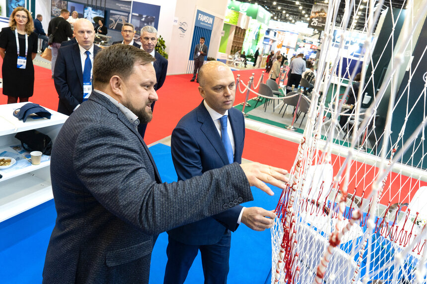 Во время выставки в Санкт-Петербурге губернатор Алексей Беспрозванных познакомился с особенностями работы компании по производству орудий лова. | Фото: Росрыболовство