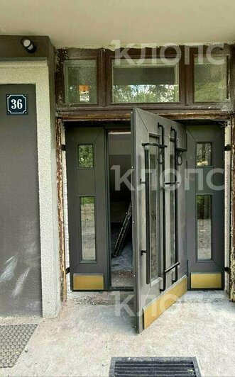 В Калининграде подрядчик снял дверь в доме на Театральной — и вернул спустя почти месяц - Новости Калининграда | Фото читателя