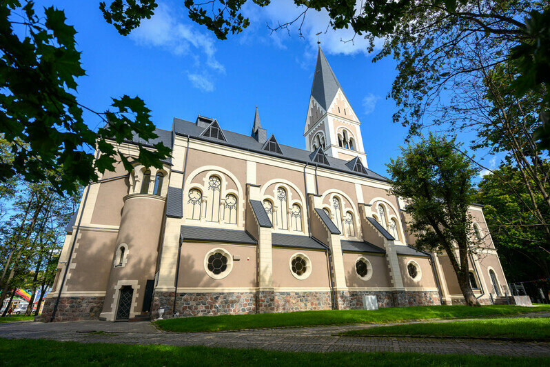 Парк украшает бывшая кирха Луизы, сегодня в ней - театр кукол | Фото: Александр Мелехов