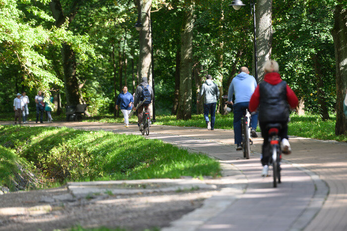 В парке гуляет и катается много людей. Приезжают из других районов.   | Фото: Александр Мелехов