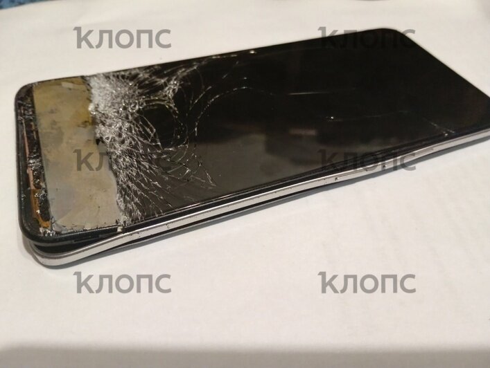 Разбитый телефон и порванные цепочки  | Фото: предоставила Мария