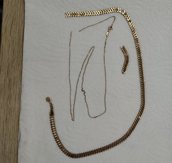 Разбитый телефон и порванные цепочки  | Фото: предоставила Мария