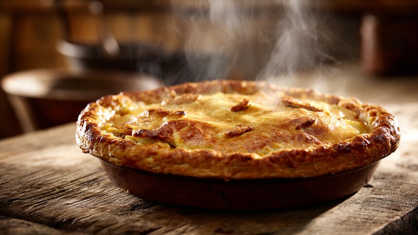 Кулинары поделились рецептом пирога, который оценят любители сытно перекусить - Новости Калининграда | Иллюстрация: Ксения Александрова / Midjourney