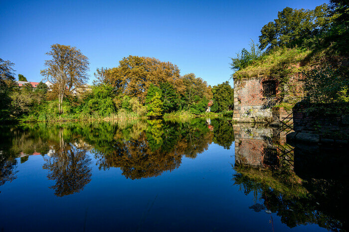 На территории хорошо видны фортификационные укрепления - равелины. | Фото: Александр Мелехов