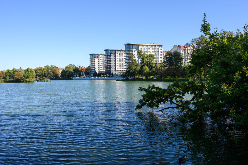 Часть Южного парка благоустроили, другая часть ждёт своего часа | Фото: Александр Мелехов