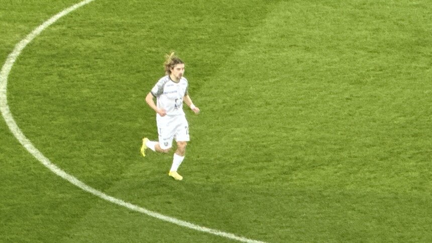 Максим Петров красиво покатил мяч в дальний угол. | Фото автора