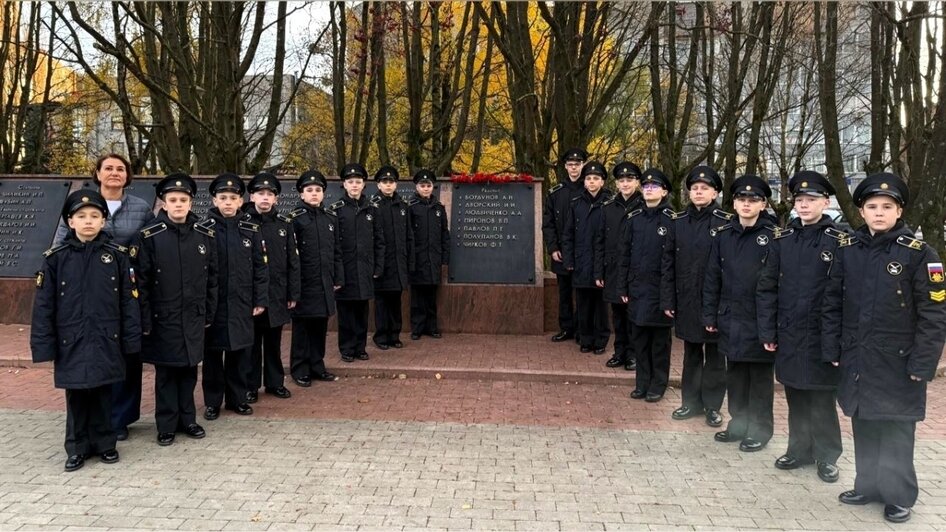 Калининград. Мемориальная доска с фамилией рядового Людвиченко А. А. Курсанты филиала Нахимовского военно-морского училища в г. Калининграде