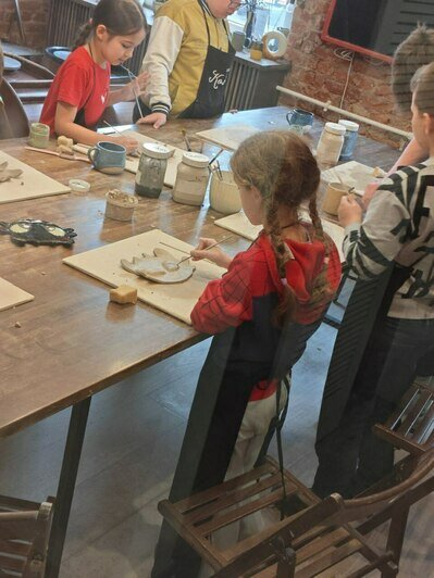 Калининградская второклассница сама делает посуду | Фото: из архива героя публикации