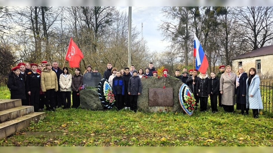 Озёрский р-н, пос. Заозёрное. Памятный знак разведгруппам Генштаба РККА и НКГБ СССР, погибшим в июле 1944 — январе 1945 гг. в районе Норденбурга. Волонтёры объединения «Доброволец» Центра творчества г. Озёрска