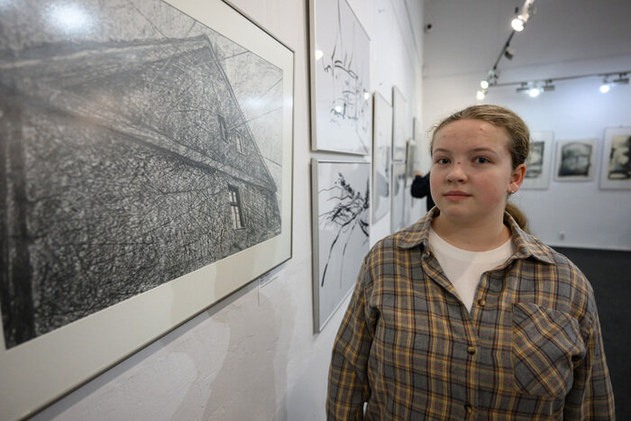 На выставке присутствовала и ученица Матвеева — Анна Григорова занимается живописью 10 лет и демонстрирует талант. | Фото: Александр Мелехов
